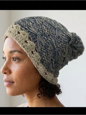 Free People || bow Cozy Knit Pom-Pom Beanie one size